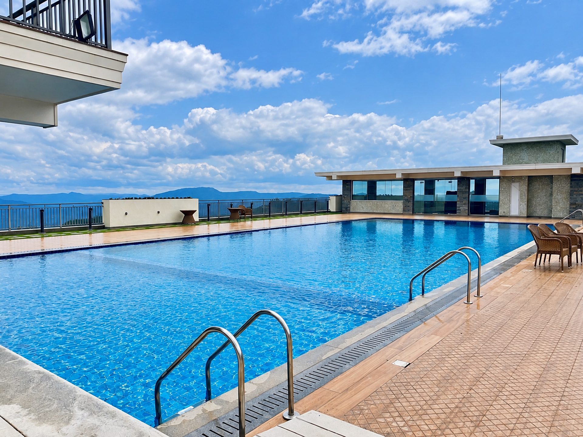 Rooftop resort swimming pool at Fogg Resort, Anachal, by Moothedan Pools