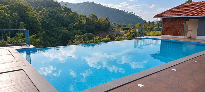 Kakkadampoyil 10 x 5 m hillside infinity pool by Moothedan