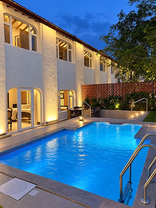 Courtyard spa pool with ambient lighting by Moothedan