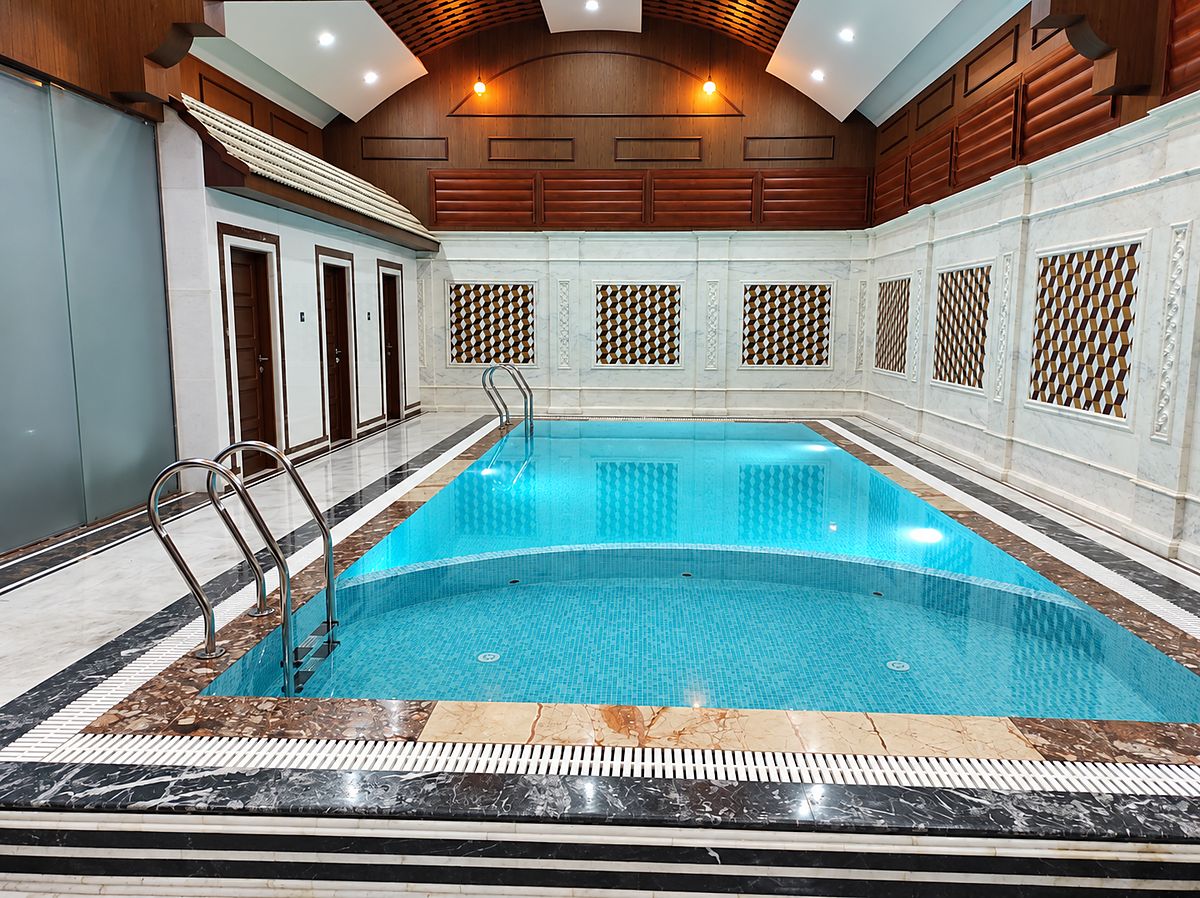 Indoor overflow pool at Dharmadam by Moothedan Projects