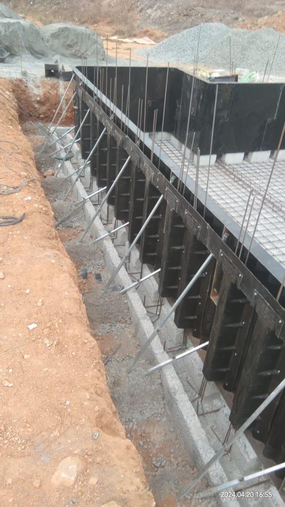 Side steel and formwork, precision steel panels erected around the pool perimeter