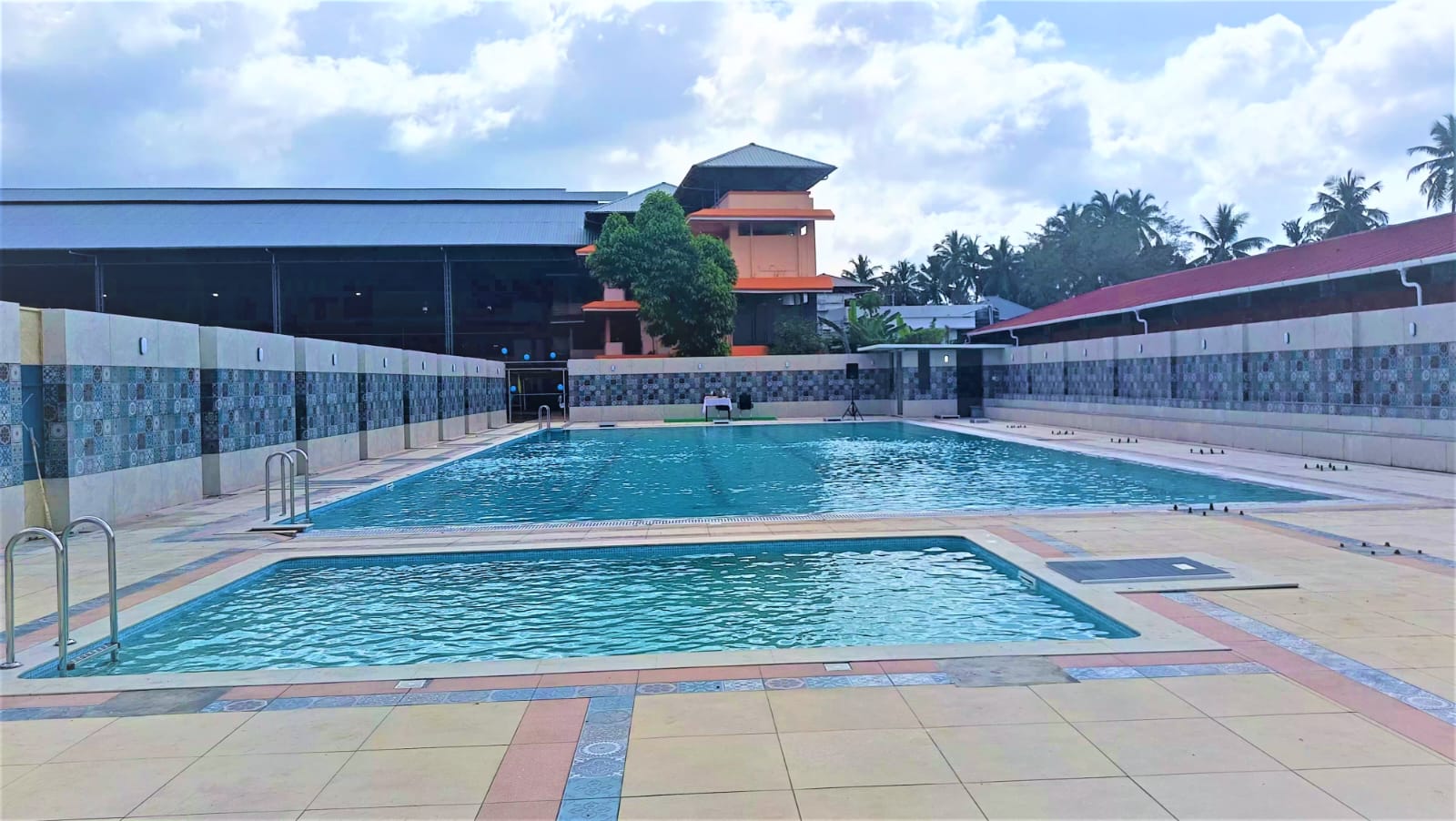 Real overflow pool design