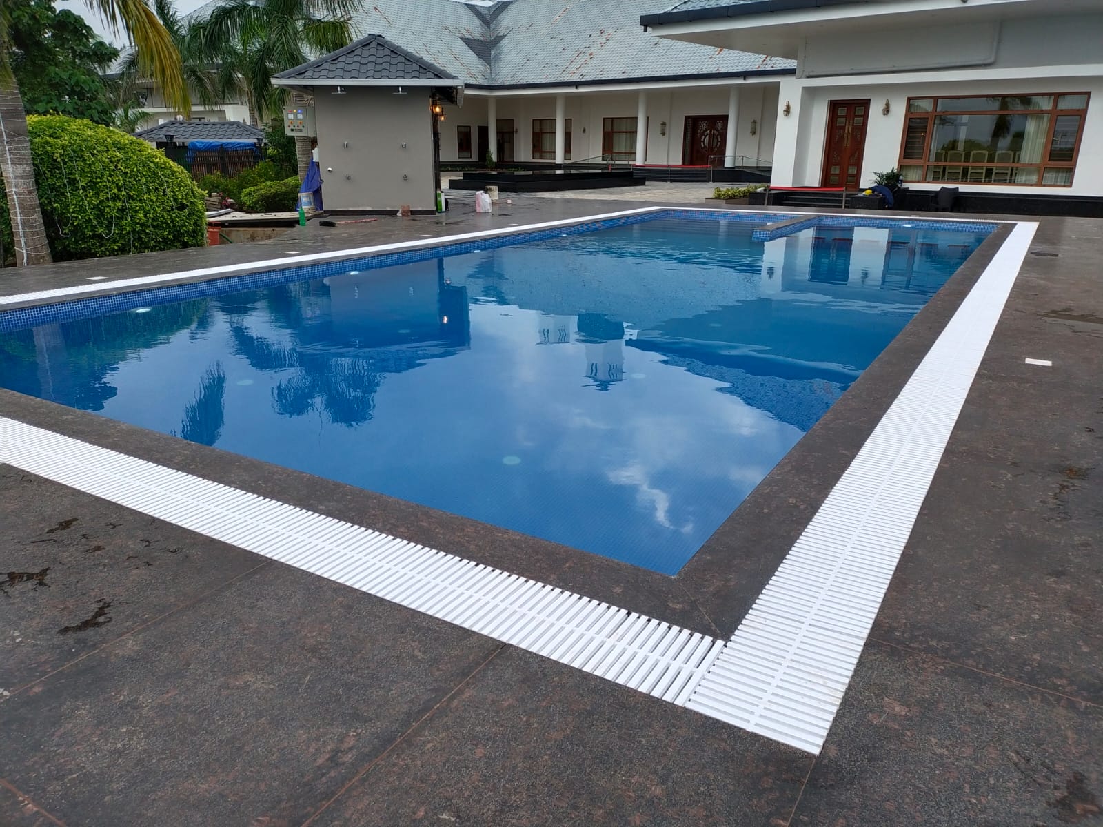 Real tile pool by Moothedan