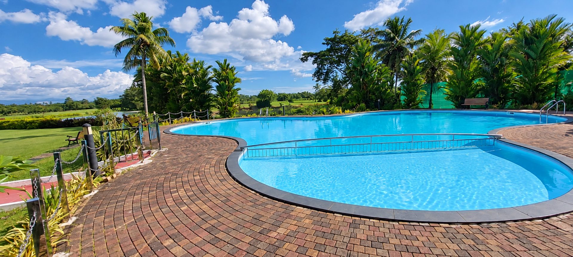 Goa beach resort pool - Moothedan